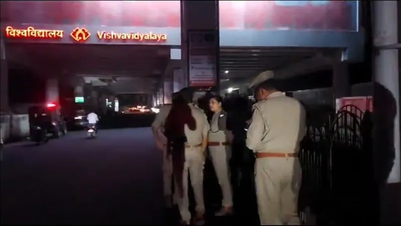 लखनऊ: LU के पास डिवाइडर पर सो रही विक्षिप्त महिला से रेप का प्रयास, भीड़ ने आरोपी को पकड़कर पीटा 