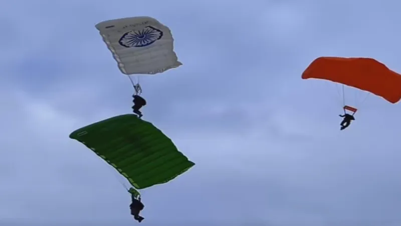 प्रयागराज: एयर शो का रिहर्सल, पैरा जंपर 8000 फीट से नीचे से लगाया जंप