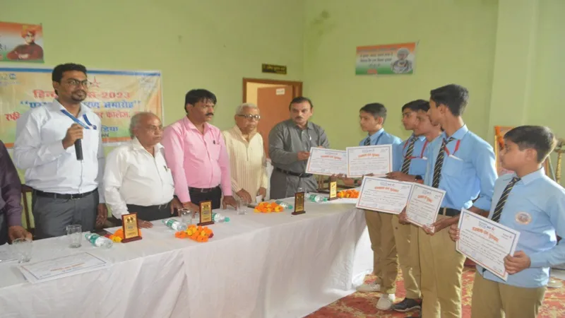 हरदोई: निबंध लेखन और काव्य पाठ प्रतियोगिता में विजेता छात्रों को किया सम्मानित