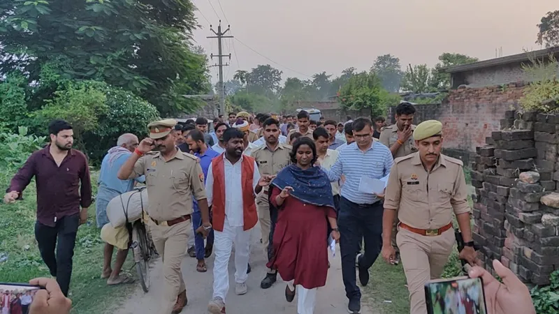 बहराइच: पीएम आवास योजना में लगा धन उगाही का आरोप, जांच करने पहुंची सीडीओ