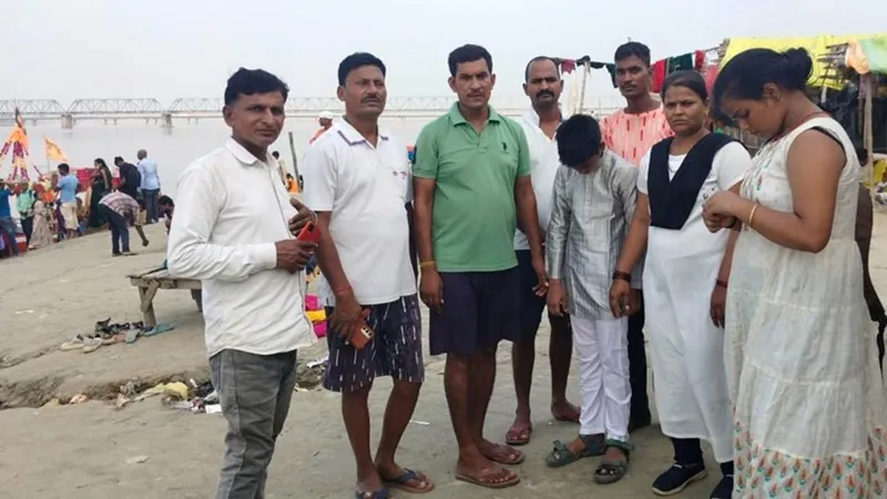 अयोध्या: किशोर को बचाने में मां-बहन भी लगी डूबने, दस्ते ने परिवार को बचाया 