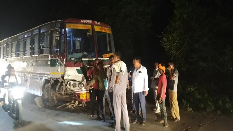 गोंडा: ट्रैक्टर से टकराई रोडवेज बस, मची अफरा-तफरी
