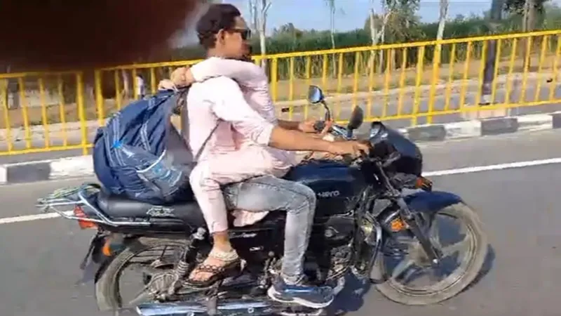 हापुड़ में कपल ने लिपट कर हाइवे पर दौड़ाई तेज रफ्तार में बाइक, वीडियो वायरल 