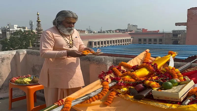 वाराणसी: अन्नपूर्णा मंदिर में महंत ने किया ध्वज और शस्त्र की पूजा, कई दशक की है परंपरा