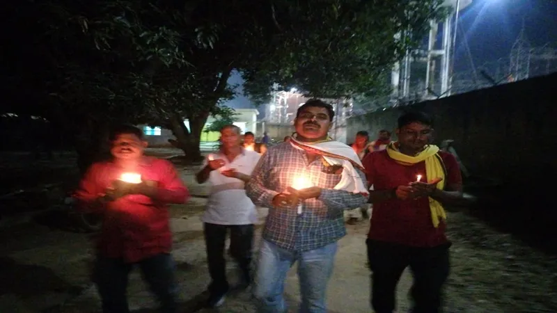 बहराइच: बिजली कर्मियों ने उपकेंद्रों पर निकाला कैंडल मार्च, मांगों को लेकर दिया धरना