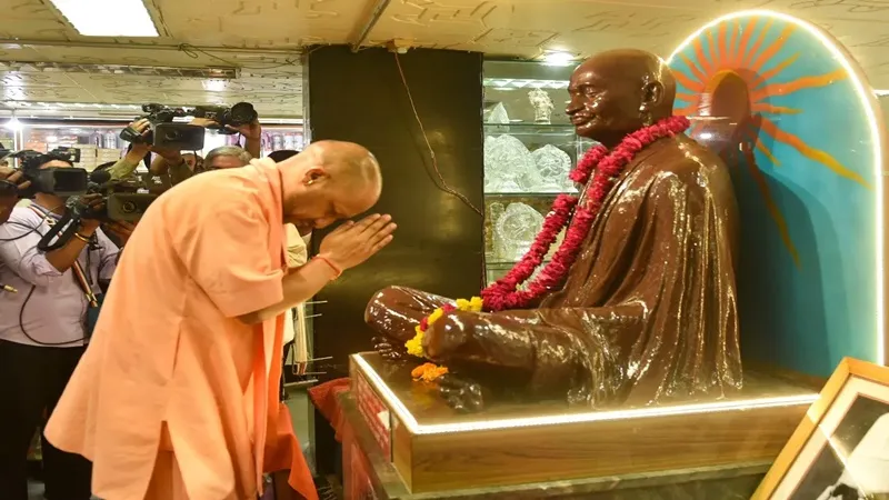 गांधी जयंती 2023: मुख्यमंत्री योगी ने महात्मा गांधी और लाल बहादुर शास्त्री की प्रतिमा पर किए माल्यार्पण, चरखा भी चलाया