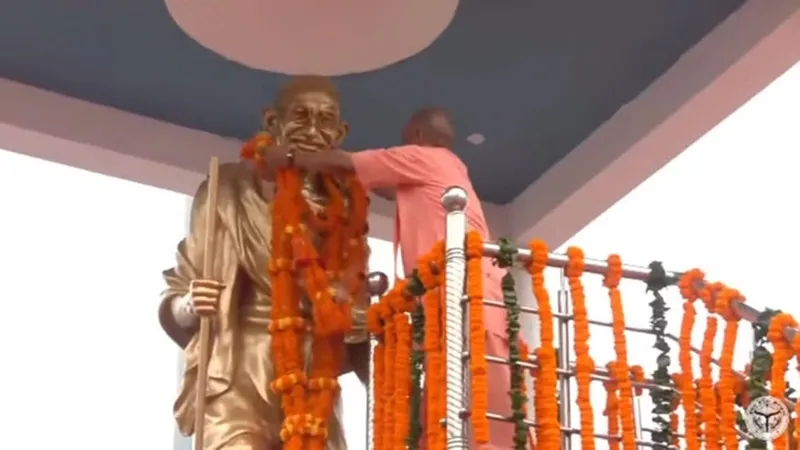 Gandhi Jayanti 2023: सीएम योगी ने बापू को किया याद, कहा- अहिंसा लोकतंत्र की सबसे बड़ी ताकत