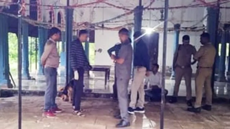 प्रयागराज: रामजानकी मंदिर के पुजारी की हत्या से गांव में सनसनी, खेत में मिला पुजारी का शव और मूर्तियां