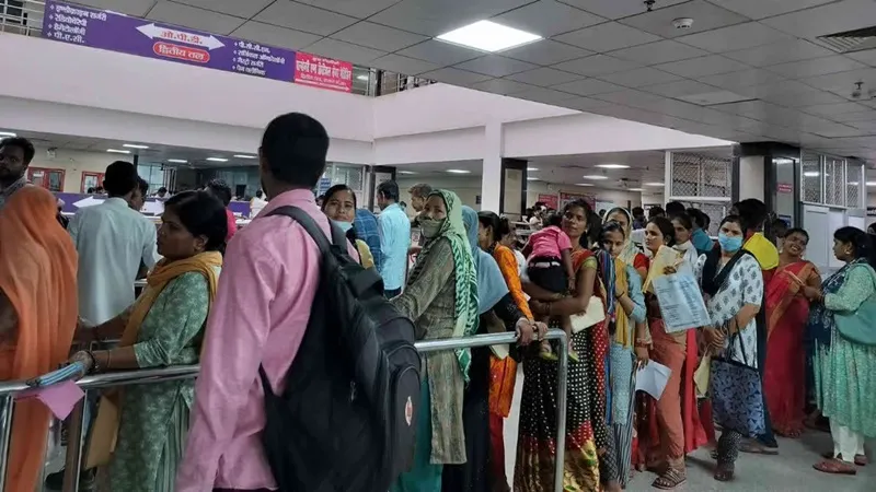 लखनऊ: दो दिन बाद खुली ओपीडी, हर काउंटर पर मरीजों की भीड़