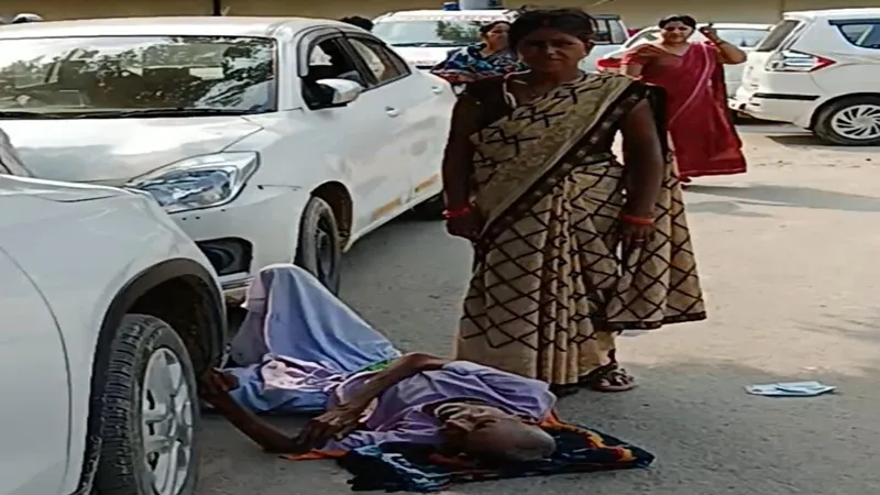 प्रयागराज: एसआरएन अस्पताल में नहीं मिला स्ट्रेचर, तड़पता रहा मरीज