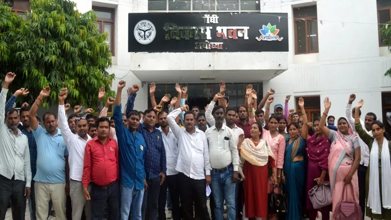 अयोध्या: रोजगार सेवकों ने निकाली मुख्यमंत्री वायदा निभाओ रैली, जिले भर से जुटे रोजगार सेवक 