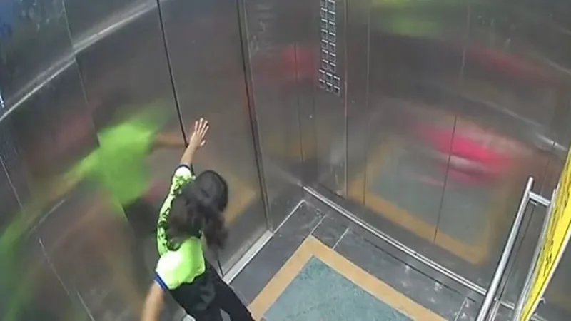 लखनऊ: जनेश्वर एनक्लेव अपार्टमेंट की लिफ्ट में फंसी बच्ची, चिल्ला-चिल्ला कर लगाती रही मदद की गुहार, देखें वीडियो 