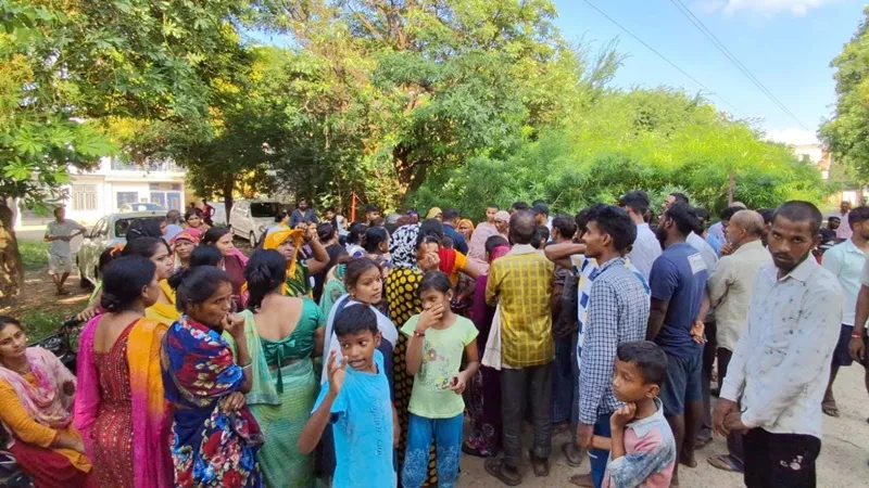 प्रयागराज: आईटीआई कॉलोनी खाली कराने पहुंचे अधिकारी को बनाया बंधक, जमकर हुआ हंगमा