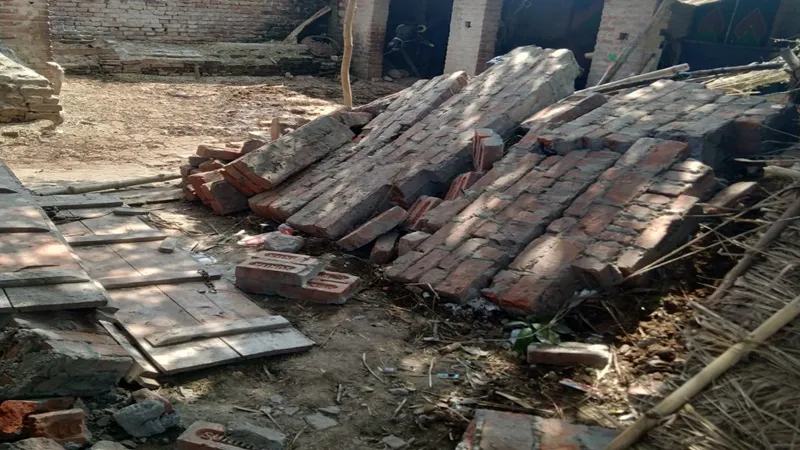 हरदोई: दीवार गिरने से मलबे में दबकर ग्रामीण की मौत