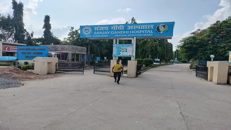 अमेठी: अदालती आदेश की प्रति ना मिलने से नहीं खुल सका संजय गांधी अस्पताल, कर्मचारियों का धरना खत्म 
