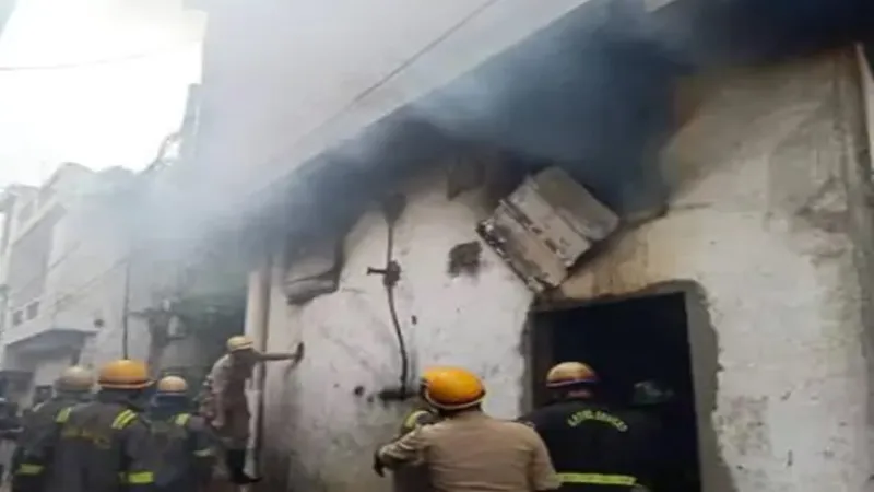लखनऊ: सेवई फैक्ट्री में लगी भीषण आग, दो घंटे की कड़ी मशक्कत के बाद दमकल कर्मियों ने पाया काबू