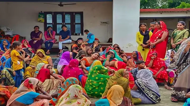 Deoria murder case: देवरिया हत्याकांड में बड़ी कार्रवाई, SDM, सीओ और 2 तहसीलदार समेत 15 सस्पेंड  