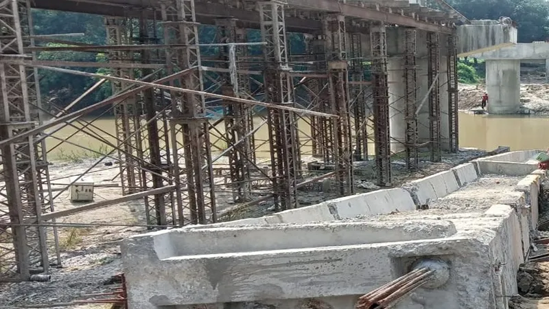 बलिया: निर्माणाधीन पुल का बीम गिरने के मामले में जांच के आदेश