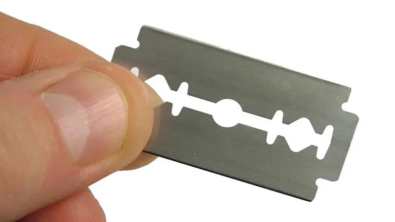 लखनऊ: पत्नी की तलाश में युवक ने खुद को मारी ब्लेड, वीडियो वायरल