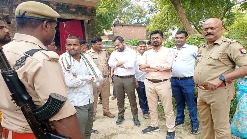 अयोध्या: करंट से झुलसे लाइनमैन की मौत पर ग्रामीणों का प्रदर्शन
