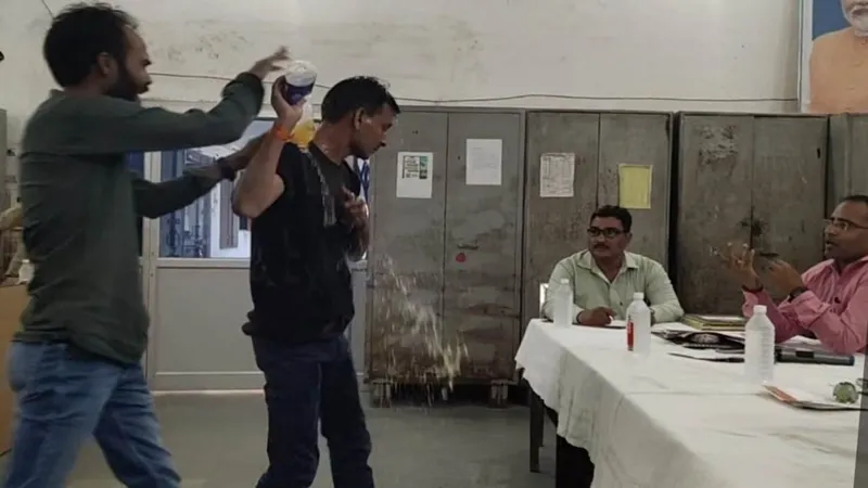 कन्नौज: पालिका सभागार में सभासद ने पेट्रोल डाल किया आत्मदाह का प्रयास, जानें पूरा मामला