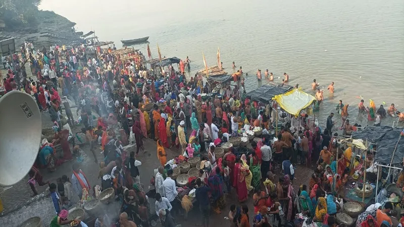 रायबरेली: शरद पूर्णिमा पर उमड़ा श्रद्धा का सैलाब, लाखों लोगों ने गंगा में लगाई डुबकी 