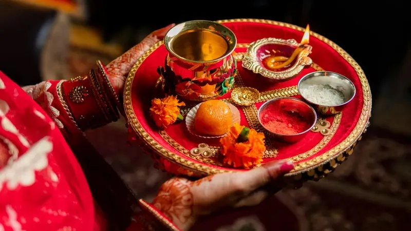 Karva Chauth 2023: करवा चौथ पर सजा बाजार, खरीदे जा रहे सोने-चांदी के उपहार 