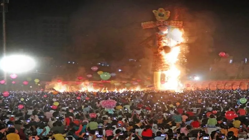 लखनऊ: रामलीला मैदान में जला रावण, सनातन धर्म के विरोध का अंत रही थीम