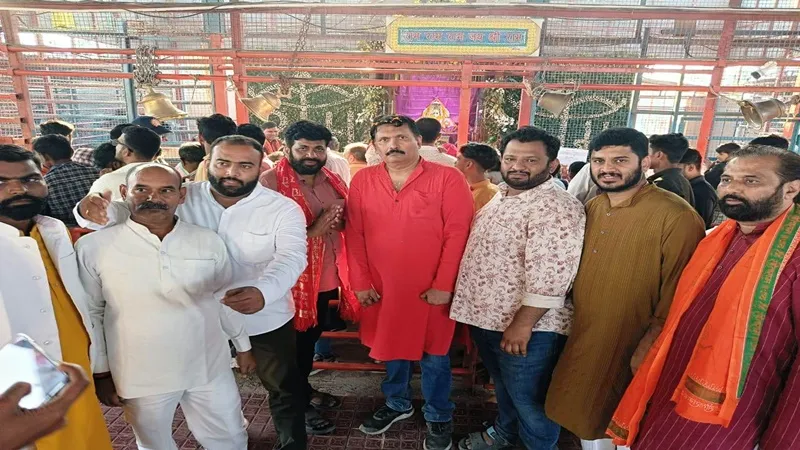 अयोध्या: महाराष्ट्र के मंत्री ने रामलला को सौंपा गन्ना और धान, उचित एमएसपी की मांग  