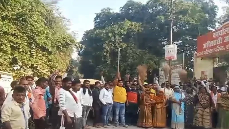 हरदोई: साथी की पिटाई से नाराज सफाई कर्मियों ने नगर पालिका मुख्यालय पर किया हंगामा