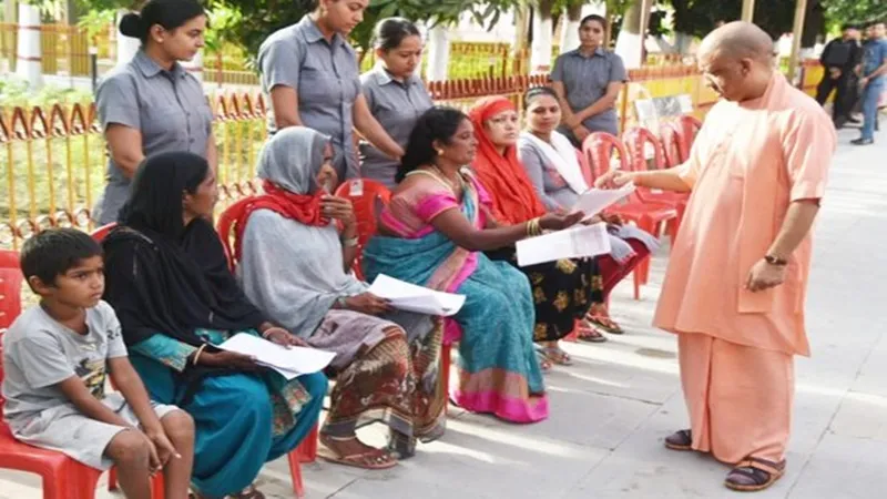 सीएम योगी ने जनता दर्शन में सुनीं 200 लोगों की समस्याएं, कहा- खुशहाली को संकल्पित सरकार