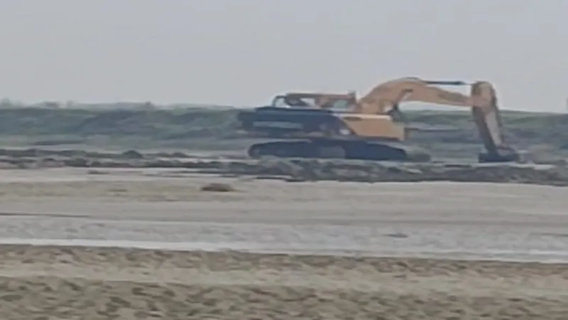 अयोध्या-बाराबंकी बार्डर पर बालू माफिया का राज, बिना निशानदेही चल रहा खनन, सरकार को लग रहा है करोड़ों के राजस्व का चूना 