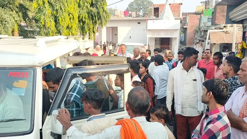 बहराइच: सड़क हादसों में सफाई कर्मी समेत तीन घायल, चारपाई पर बैठे बुजुर्ग दंपती को मैजिक वाहन ने रौंदा