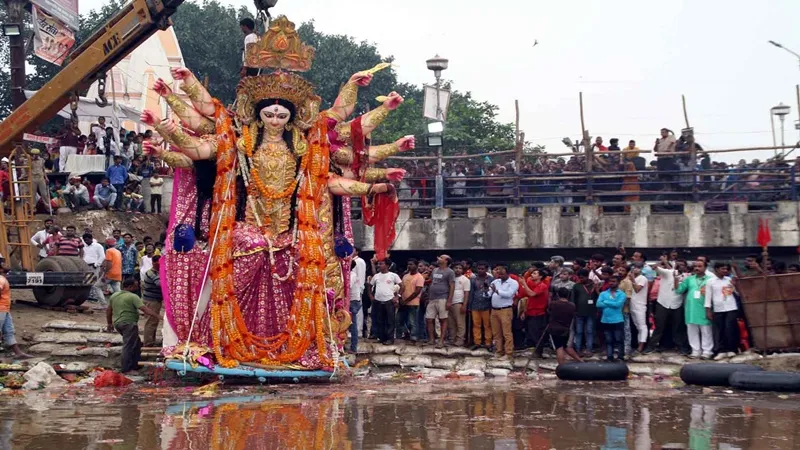जौनपुर: गगनचुम्बी जयघोष से आदिशक्ति मां की प्रतिमाएं शक्ति कुण्ड में विसर्जित