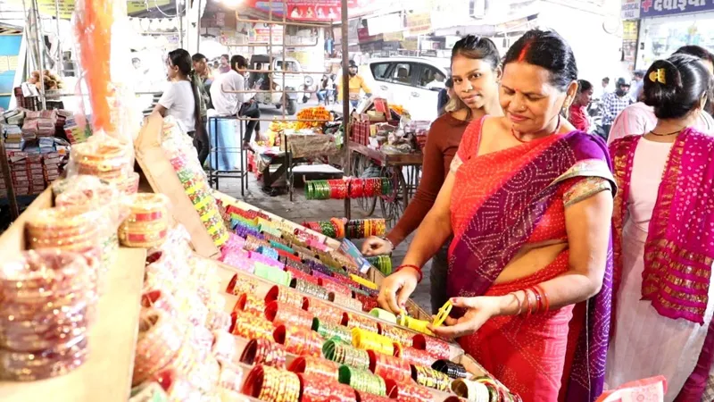 Karwa Chauth 2023: बाजारों में दिखी रौनक, खरीदारी में जुटी महिलाएं, करवा सेट की बढ़ी डिमांड