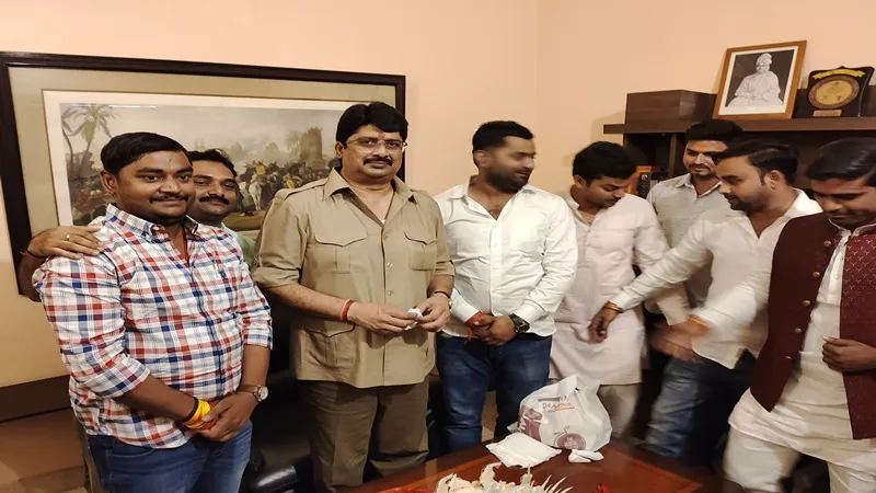 प्रतापगढ़: रामायण पर समर्थकों के साथ राजा भैया ने मनाया जन्मदिवस