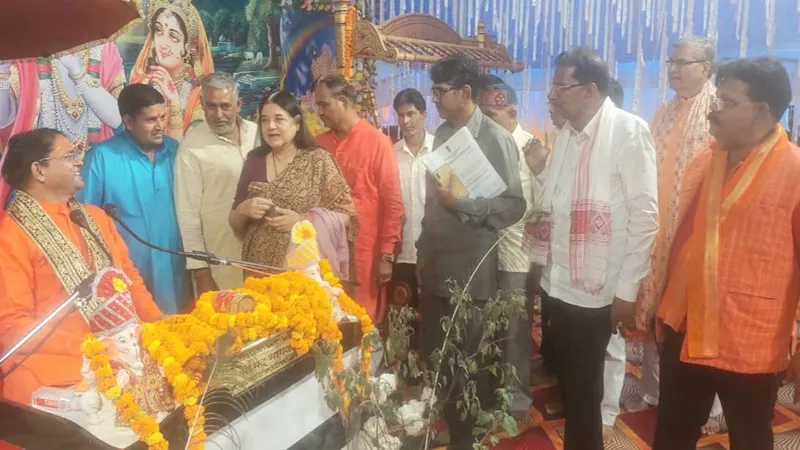 सांसद मेनका गांधी ने मुर्गों को पिजड़े से कराया मुक्त, चोटिल गाय को भेजवाया पशु चिकित्सालय