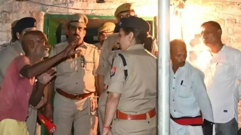 Chitrakoot Murder: चाकू-हंसिया से गोदने के बाद महिला की अंगौछे से गला घोंटकर की हत्या, शरीर पर कपड़े भी मिले अस्तव्यस्त 