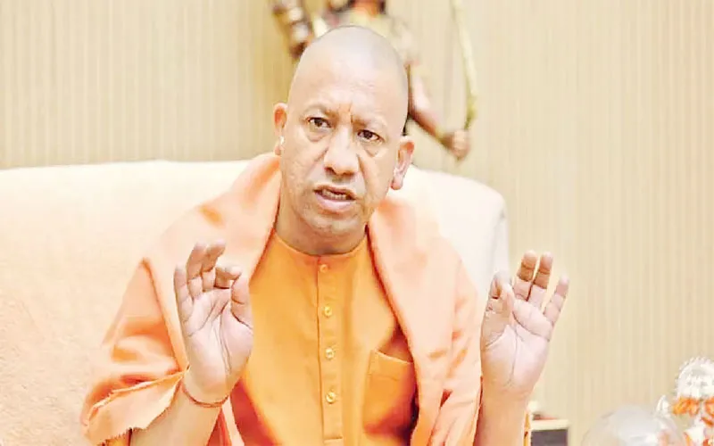 गोरखपुर में सीएम योगी ने लगाया जनता दरबार, जनता की सुनीं समस्याएं