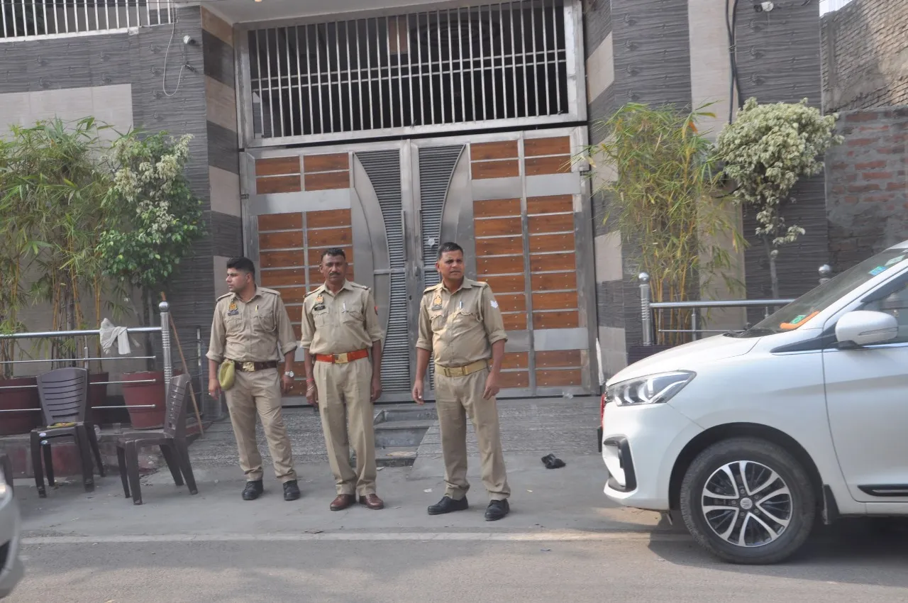 रामपुर: 34 घंटे की छानबीन में आयकर विभाग अहम दस्तावेज लेकर लौटा