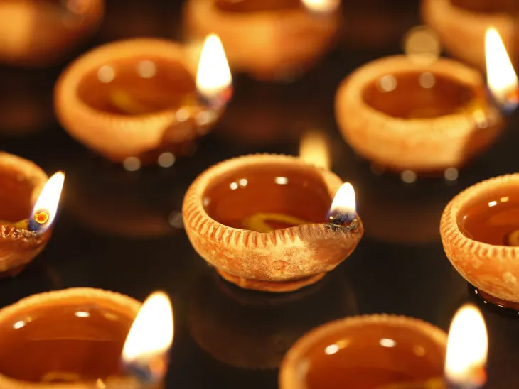 बरेली: महंगी हुई मिट्टी, नहीं बढ़ाए दीयों के दाम...फिर भी चेहरे पर मुस्कान