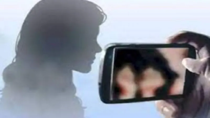 रामपुर : सहेली के अश्लील फोटो वायरल करने में भाई-बहन पर रिपोर्ट