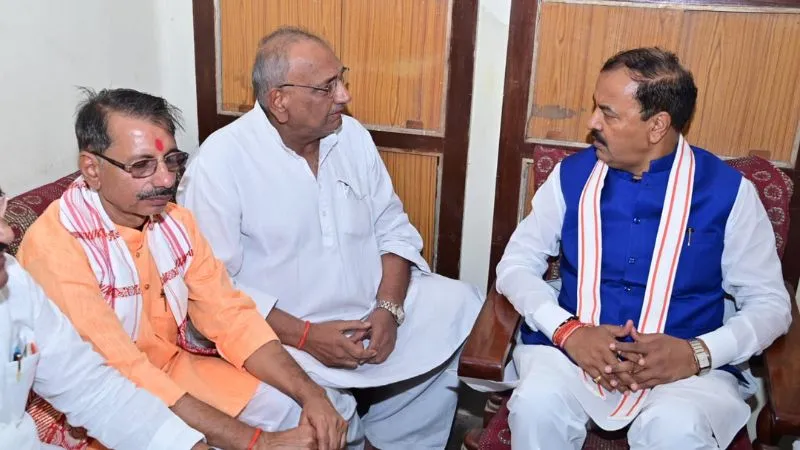 Chitrakoot News: पूर्व सांसद को ढांढस बंधाने आवास पहुंचे केशव मौर्य, बोले- किसी भी दोषी को बख्शा नहीं जाएगा