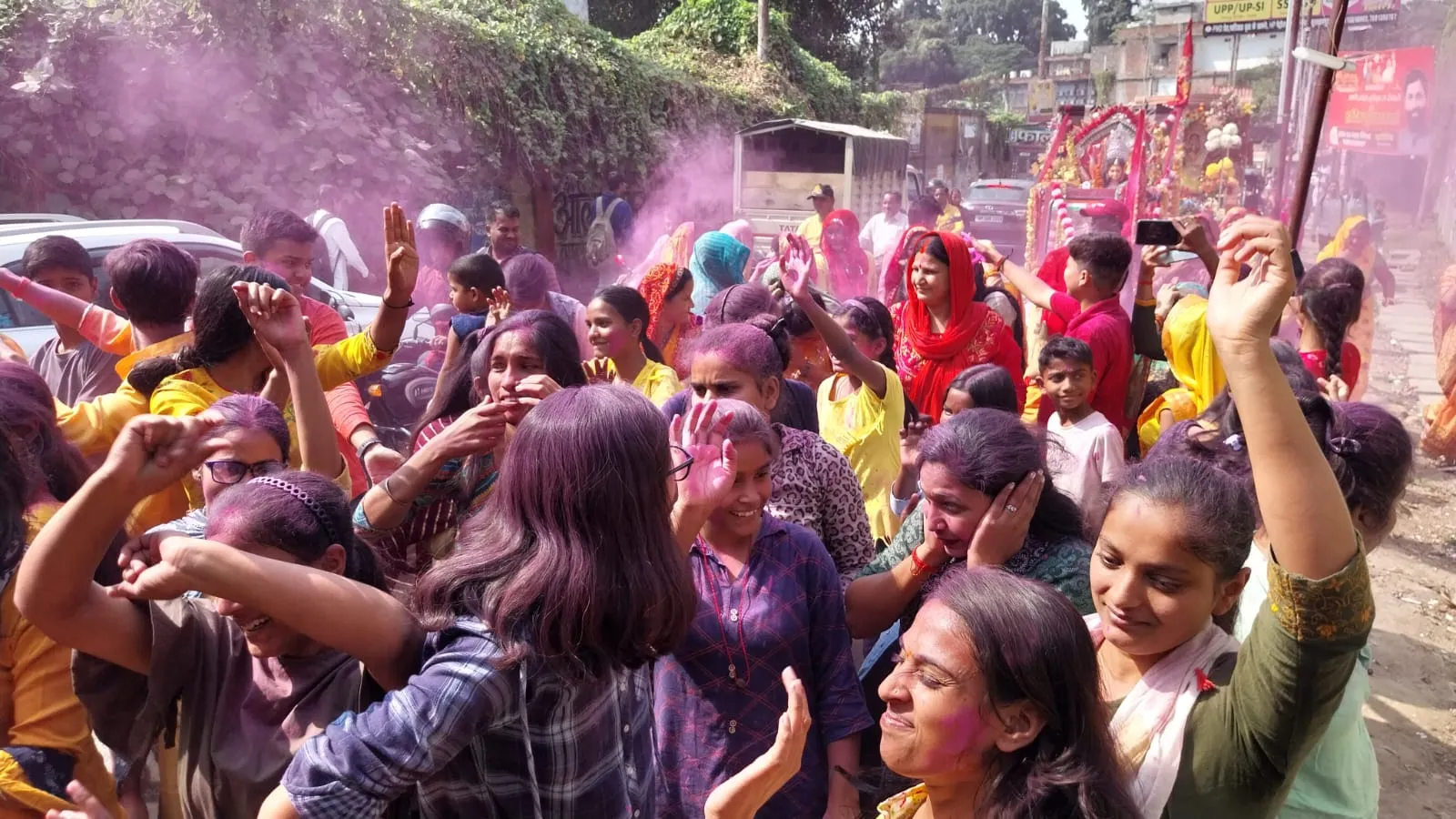 सुलतानपुर में अहर्निश शोभायात्रा के बाद दुर्गा प्रतिमाओं का विसर्जन प्रारंभ 