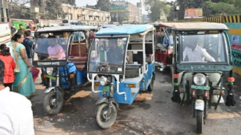 Kanpur: ई-रिक्शा चालकों की अराजकता से लगने वाले जाम और हादसों को लेकर लिया गया फैसला, अब इन मार्गों पर नहीं चलेंगे…