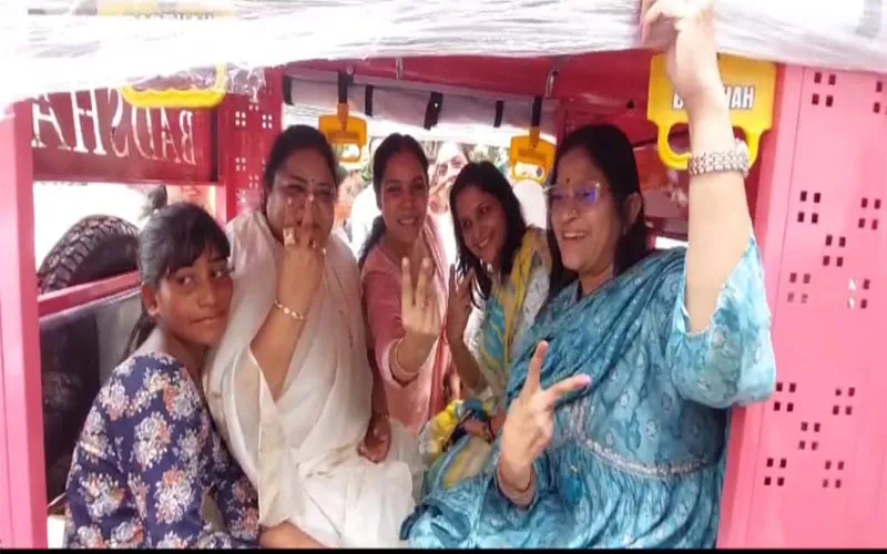 गांधी जयंती पर सड़कों पर ई-रिक्शा लेकर उतरीं महिलाएं, पहली सवारी बनीं विधायक, एमएलसी और डीएम