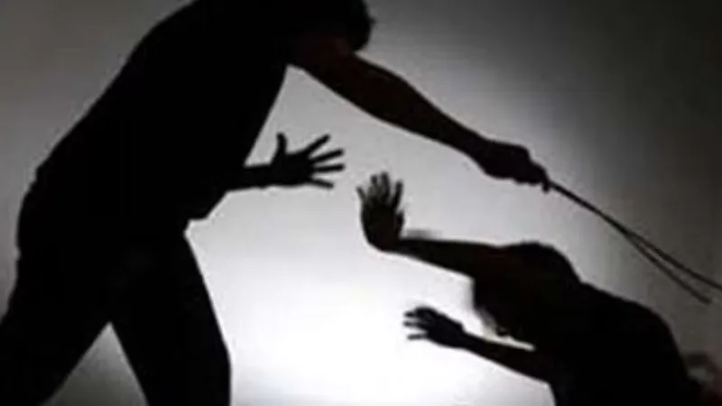 Etawah News: स्कूल में शिक्षक ने छात्र को बेरहमी से पीटा, परिजनों ने पुलिस से शिकायत कर लगाई न्याय की गुहार