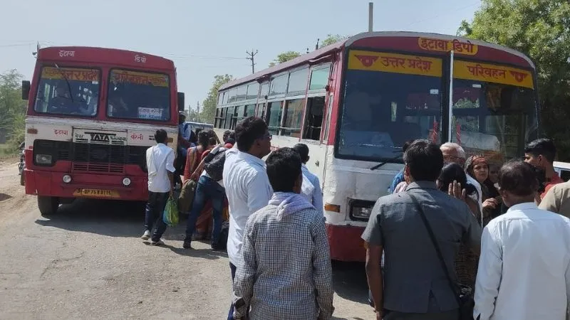 Etawah News: सवारी बैठाने को लेकर हुआ विवाद… आधा दर्जन लोगों ने चालक व परिचालक को पीटा, लूट के बाद फायर भी झोंका