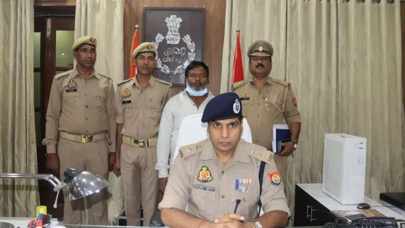 Etawah: रेलवे व नगर पालिका में नौकरी लगवाने का दिया झांसा… 14 लाख रुपये ठगे, आरोपी गिरफ्तार, ये सामान हुआ बरामद