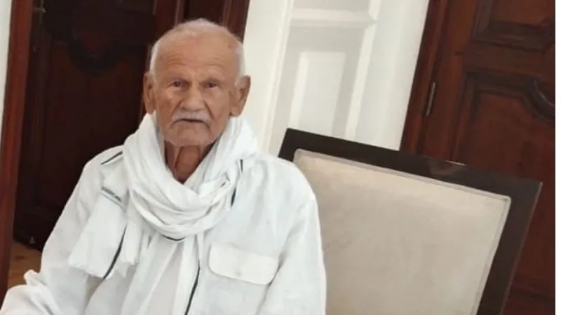 Etawah: प्रो. रामगोपाल के बड़े भाई अतर सिंह यादव का निधन, सपाइयों में दौड़ी शोक की लहर, कल सैफई में होगा अंतिम-संस्कार